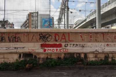 Bari, "Gi� le mani dal Vietnam": una scritta sul muro ricorda la contestazione giovanile